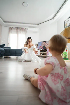 Mlada sa bebom - emotivni porodični portret