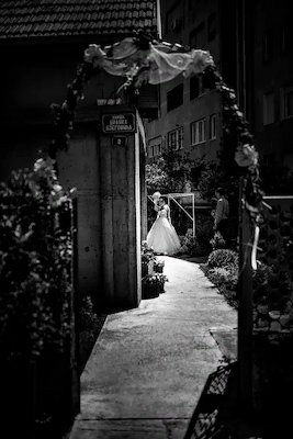 Mlada u dvorištu - portret pre venčanja