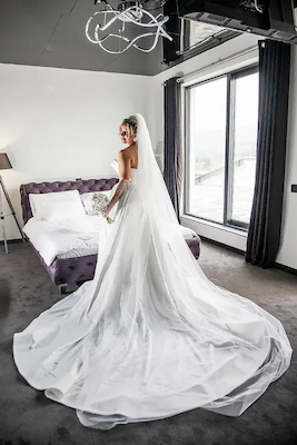 Mlada u sobi za pripremu - Doljevac