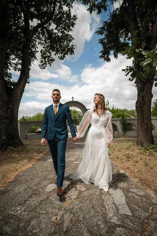 Mladenci tokom fotografisanja u crkvenom dvorištu blizu Aleksinca – svadbeni fotograf Niš