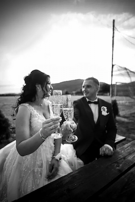 Mladenci odmaraju nakon fotografisanja