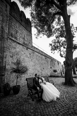 Mladenci sede na klupi - romantična svadbena scena