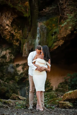 Romantični zagrljaj mladenaca kod vodopada Bigar