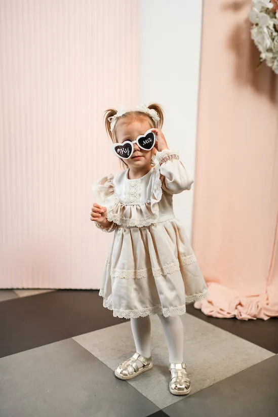 Deveruša pozira na svadbi – svadbeni fotograf Srbija