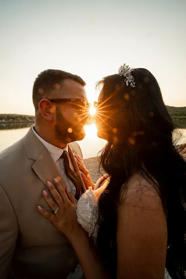 Crkveno venčanje unutra - svečani trenutak